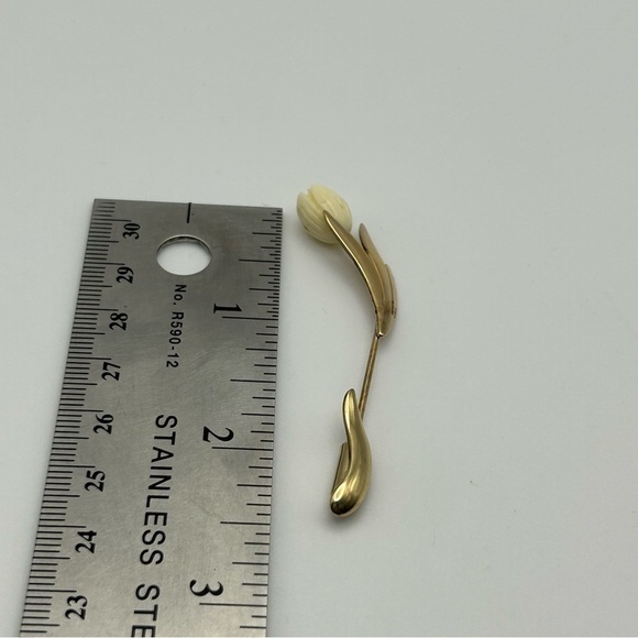 Vintage Avon Gold Tone Floral Stick Pin with White Cream Rose and Leaves - Picture 5 of 6